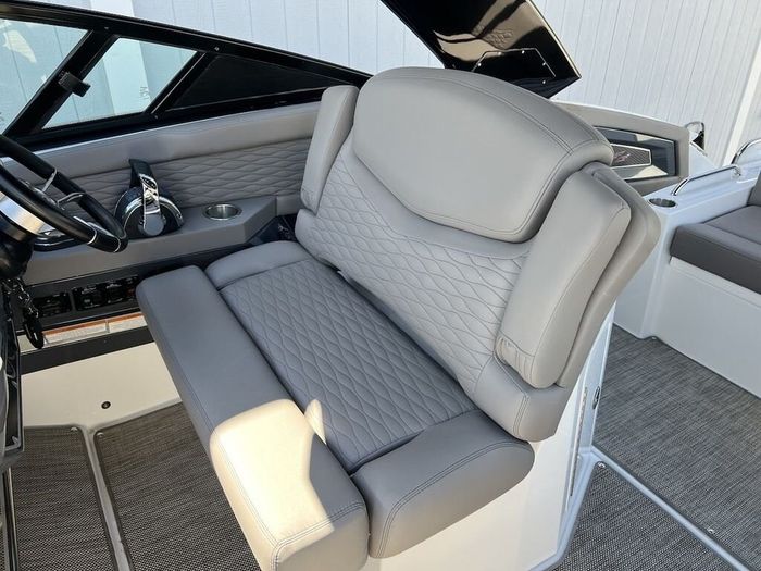 2018 Cruisers Yachts 338 Bow Rider Photo 30 of 44
