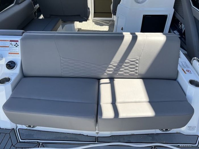 2018 Cruisers Yachts 338 Bow Rider Photo 24 of 44
