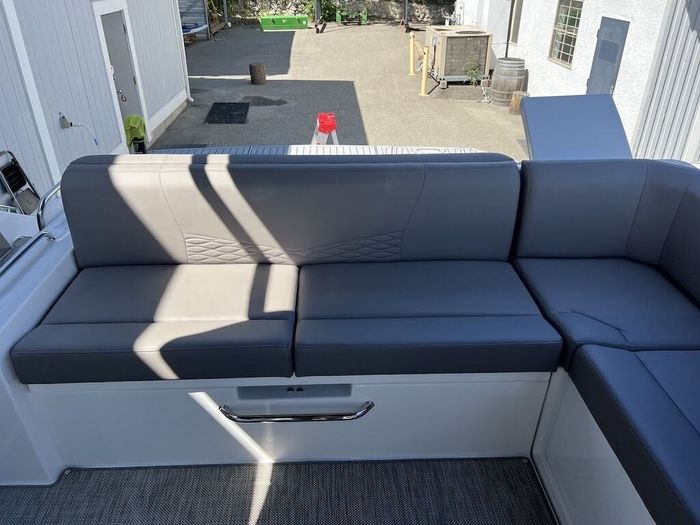 2018 Cruisers Yachts 338 Bow Rider Photo 28 of 44