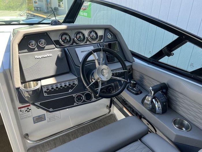 2018 Cruisers Yachts 338 Bow Rider Photo 31 of 44