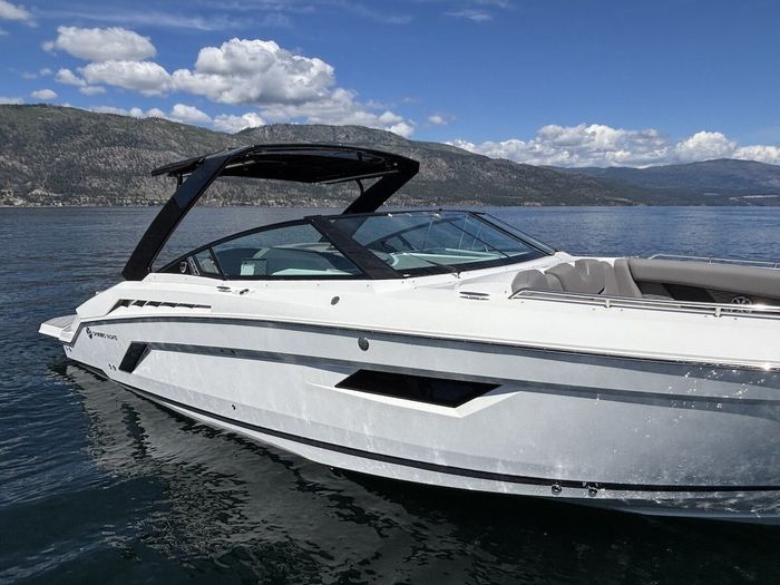 2018 Cruisers Yachts 338 Bow Rider Photo 11 of 44