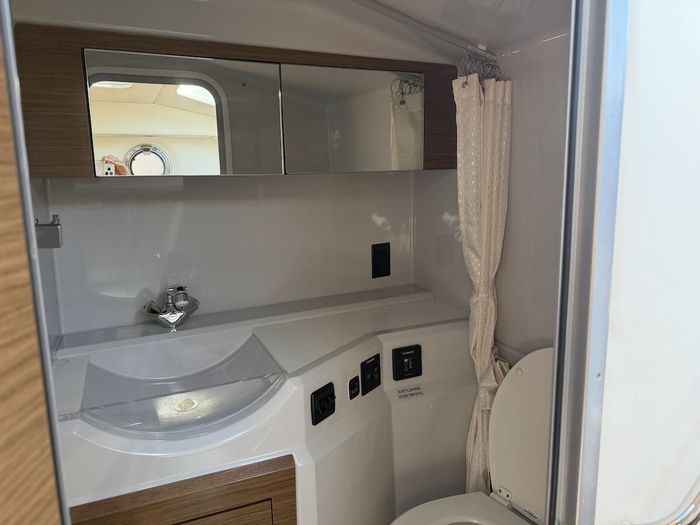 2018 Cruisers Yachts 338 Bow Rider Photo 37 of 44