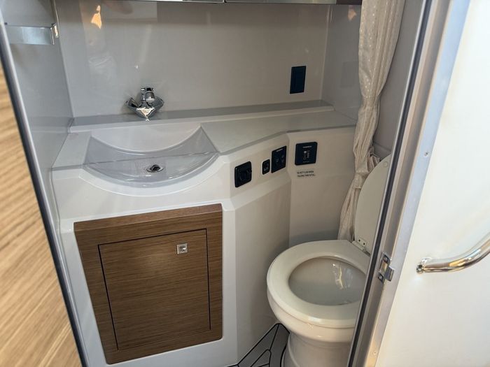 2018 Cruisers Yachts 338 Bow Rider Photo 38 of 44