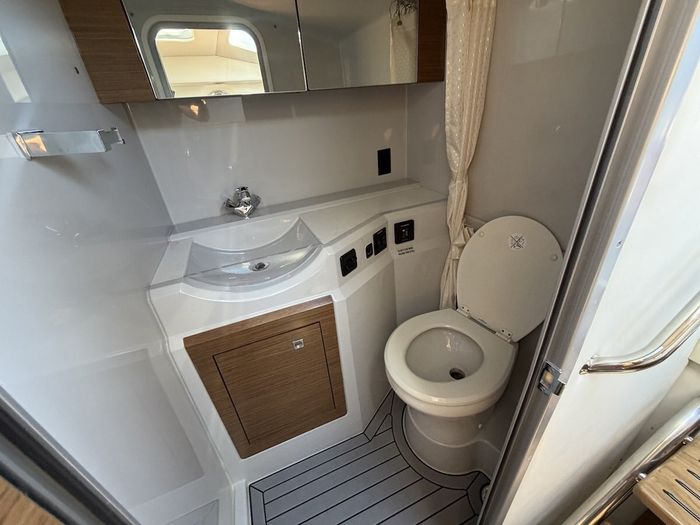 2018 Cruisers Yachts 338 Bow Rider Photo 39 of 44