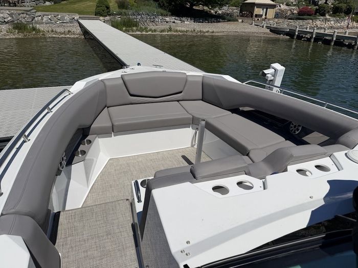 2018 Cruisers Yachts 338 Bow Rider Photo 41 of 44