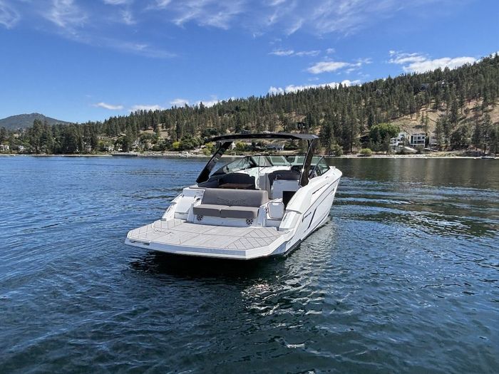 2018 Cruisers Yachts 338 Bow Rider Photo 15 of 44