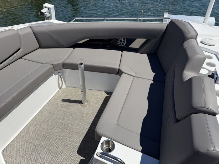 2018 Cruisers Yachts 338 Bow Rider Photo 42 of 44