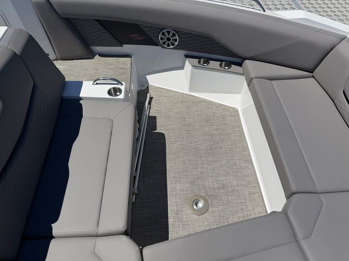 2018 Cruisers Yachts 338 Bow Rider Photo 44 of 44