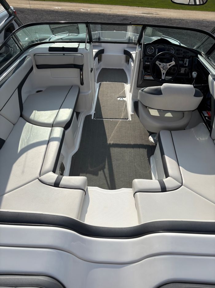 2014 Yamaha 212x Jet Boat Photo 14 of 17