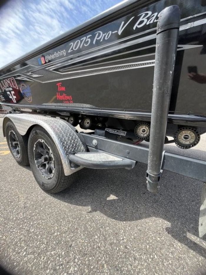 2019 LUND LUND PRO V BASS 2075 2019 Photo 3 of 8