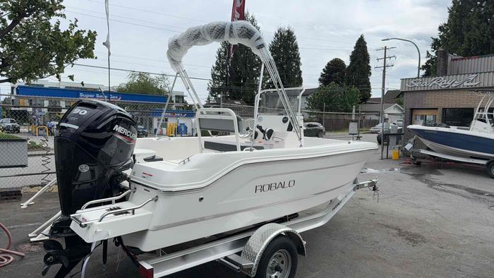 2026 Robalo R160 Photo 2 of 7