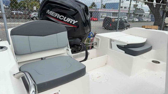 2026 Robalo R160 Photo 5 of 7