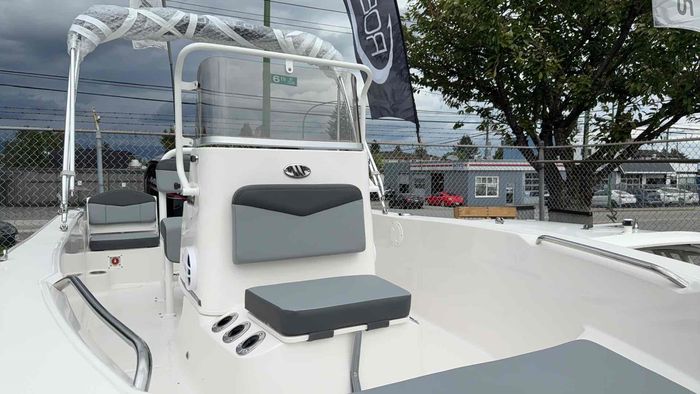 2026 Robalo R160 Photo 6 of 7