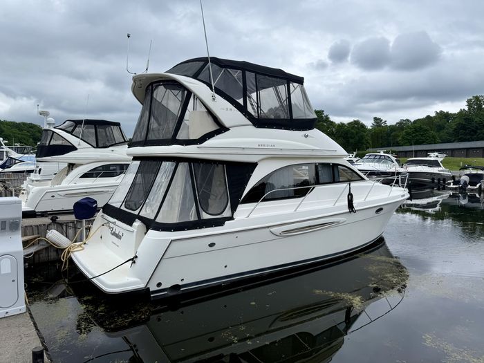 2005 Meridian 381 Photo 4 of 47