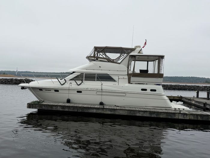 1996 Cruisers Yachts 3650 Aft Cabin Photo 3 of 32
