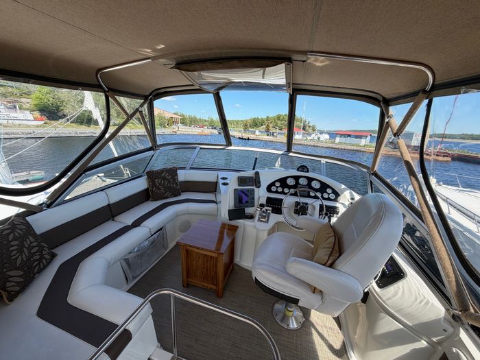 1996 Cruisers Yachts 3650 Aft Cabin Photo 8 of 32