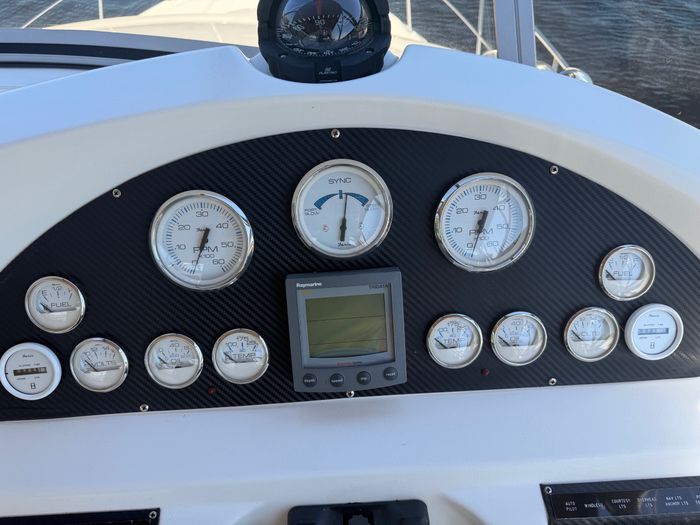 1996 Cruisers Yachts 3650 Aft Cabin Photo 11 of 32