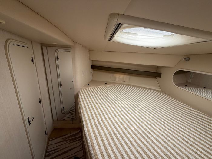 1996 Cruisers Yachts 3650 Aft Cabin Photo 15 of 32