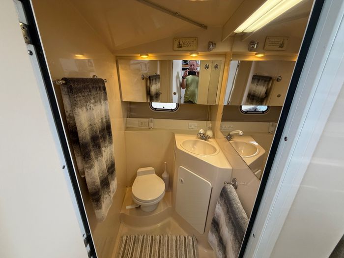 1996 Cruisers Yachts 3650 Aft Cabin Photo 17 of 32