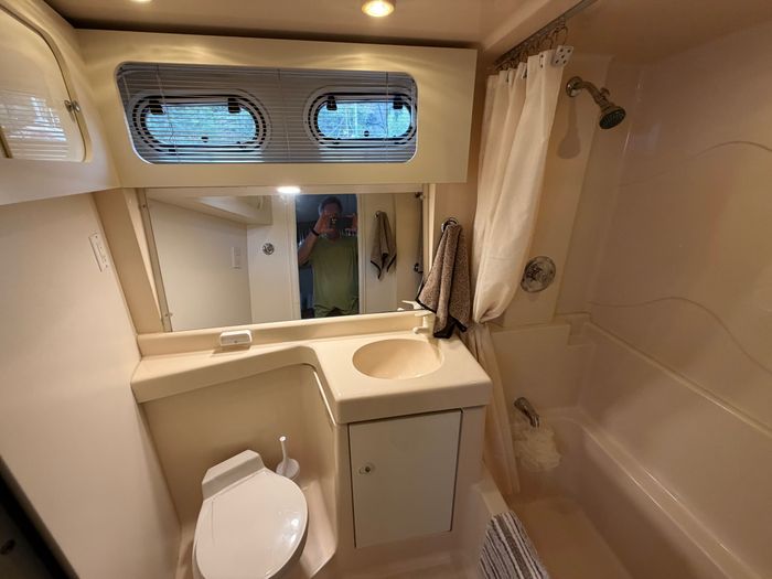 1996 Cruisers Yachts 3650 Aft Cabin Photo 24 of 32