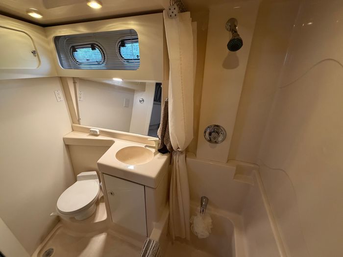 1996 Cruisers Yachts 3650 Aft Cabin Photo 26 of 32