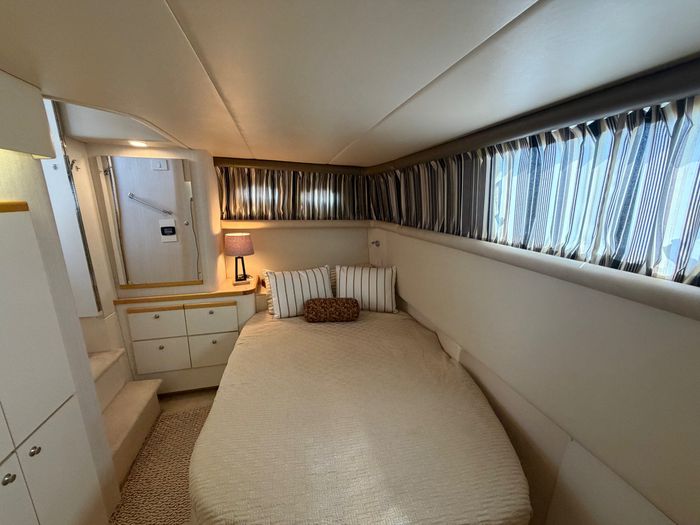 1996 Cruisers Yachts 3650 Aft Cabin Photo 21 of 32