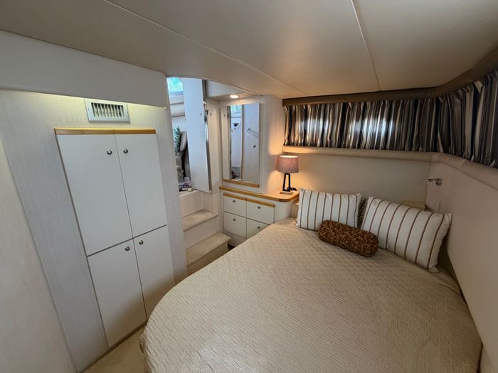 1996 Cruisers Yachts 3650 Aft Cabin Photo 22 of 32