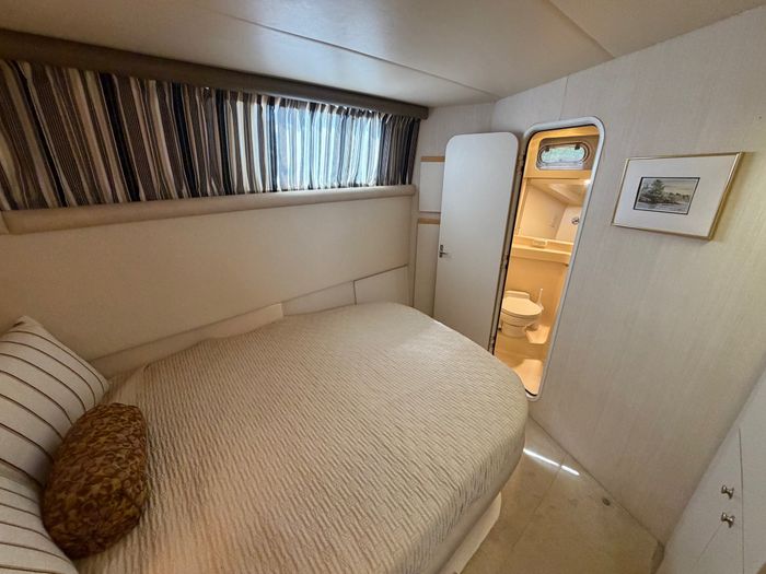 1996 Cruisers Yachts 3650 Aft Cabin Photo 23 of 32