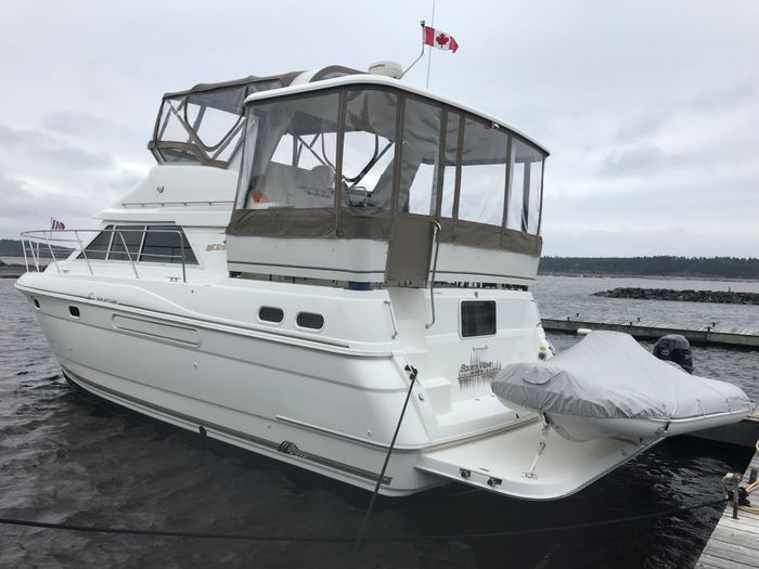 1996 Cruisers Yachts 3650 Aft Cabin Photo 4 of 32