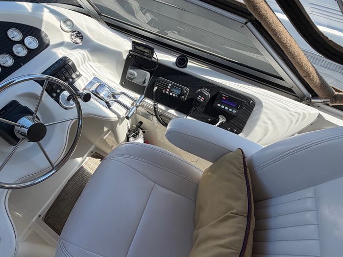 1996 Cruisers Yachts 3650 Aft Cabin Photo 9 of 32