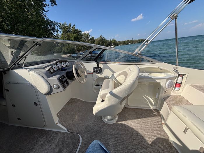 2011 Stingray 215LR Photo 8 of 24