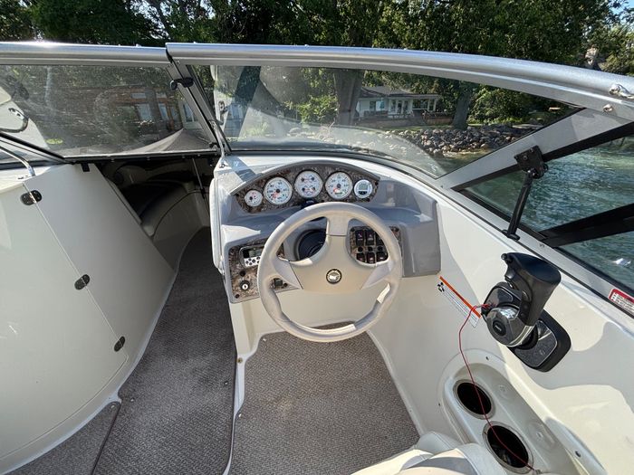 2011 Stingray 215LR Photo 9 of 24