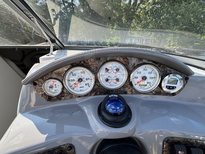 2011 Stingray 215LR Photo 10 of 24