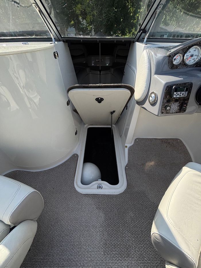 2011 Stingray 215LR Photo 14 of 24