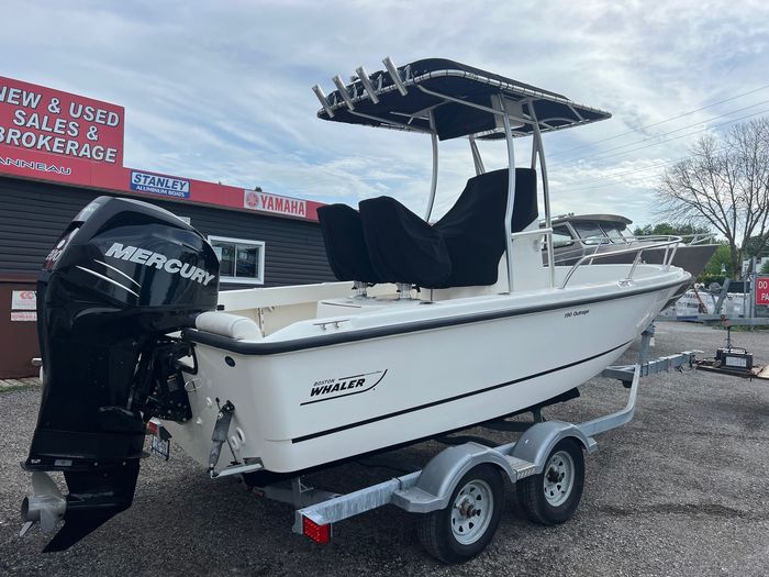2019 Boston Whaler 190 Outrage Photo 4 sur 4