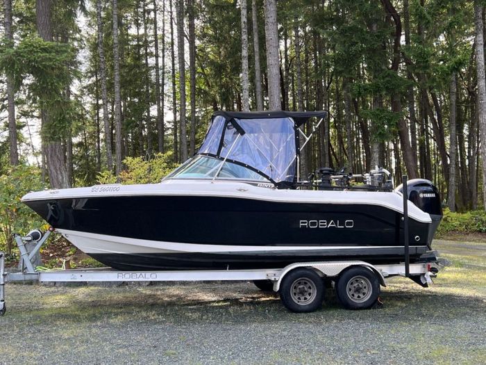 2017 Robalo R2027 Photo 1 of 18