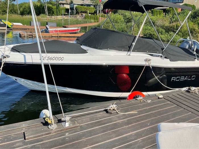 2017 Robalo R2027 Photo 4 of 18