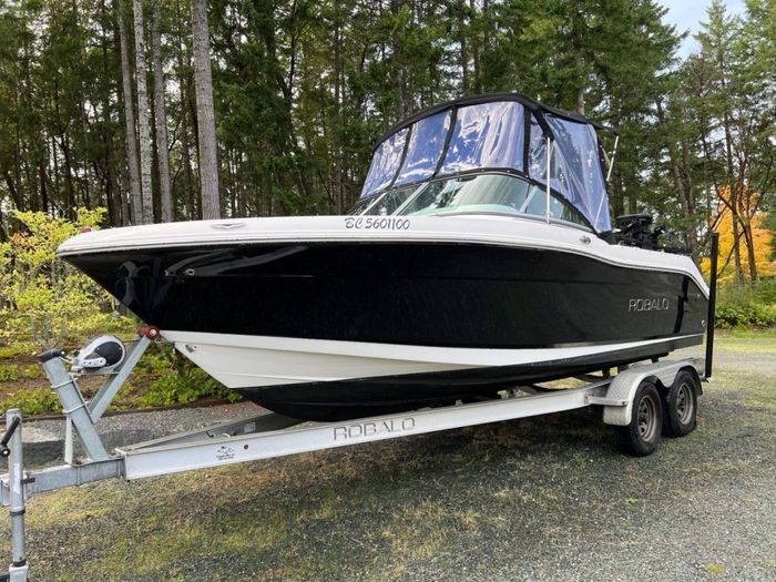 2017 Robalo R2027 Photo 2 of 18