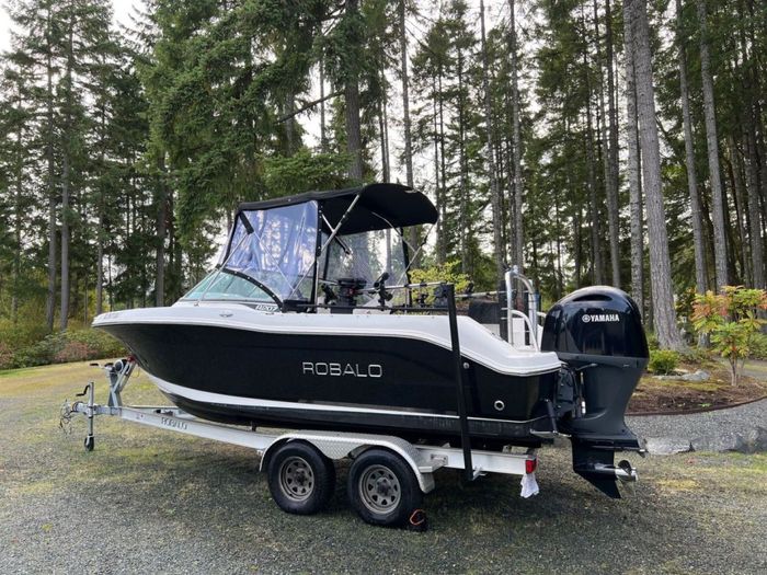 2017 Robalo R2027 Photo 5 of 18