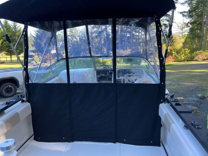 2017 Robalo R2027 Photo 9 of 18