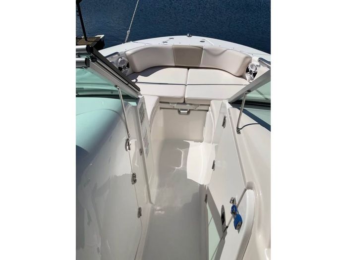 2017 Robalo R2027 Photo 12 of 18