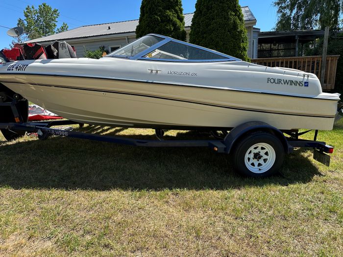 1998 Four Winns Horizon QX Photo 2 of 19