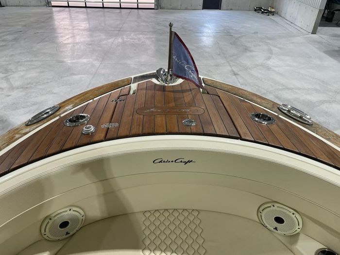 2022 Chris-Craft Launch 28 GT with 8.2L 380HP Mercury Photo 10 of 40