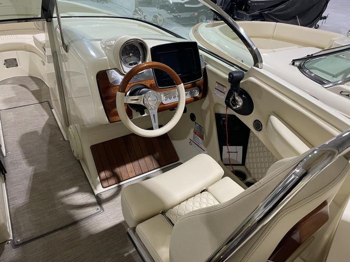 2022 Chris-Craft Launch 28 GT with 8.2L 380HP Mercury Photo 15 of 40