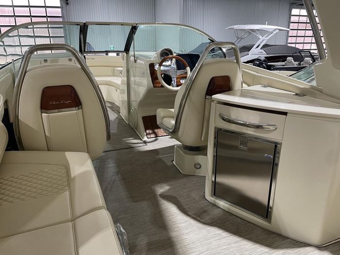 2022 Chris-Craft Launch 28 GT with 8.2L 380HP Mercury Photo 16 of 40