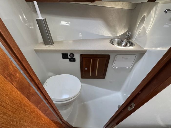 2014 Ocean Sport 33 Roamer Photo 17 of 20