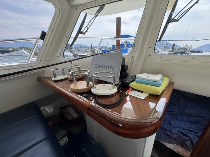 2014 Ocean Sport 33 Roamer Photo 13 of 20