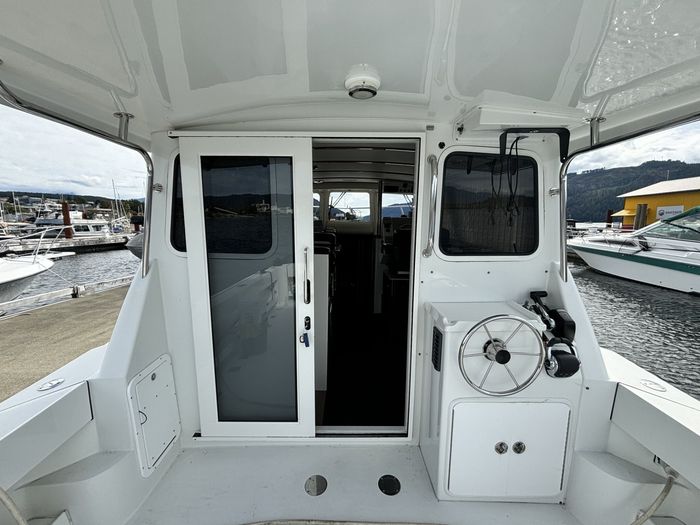 2014 Ocean Sport 33 Roamer Photo 5 of 20