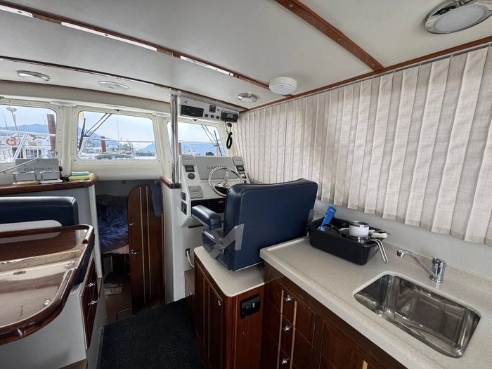 2014 Ocean Sport 33 Roamer Photo 10 of 20