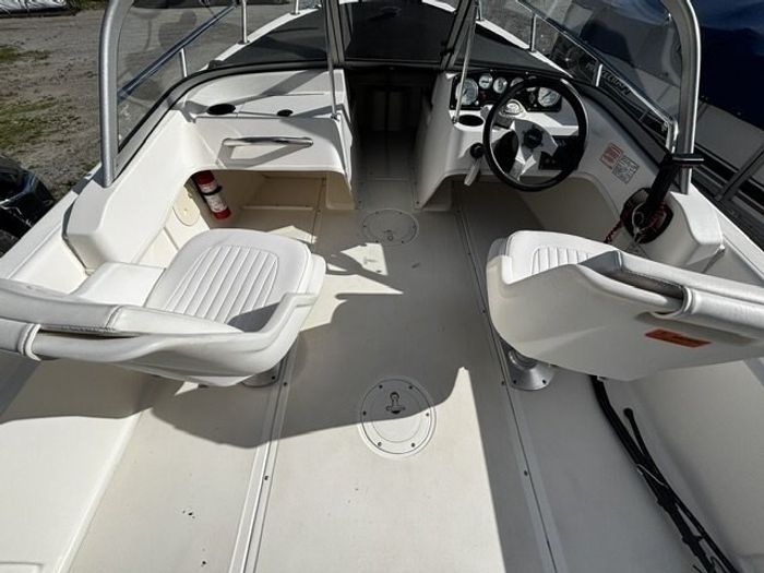 2002 Boston Whaler Ventura 160 Photo 11 of 18